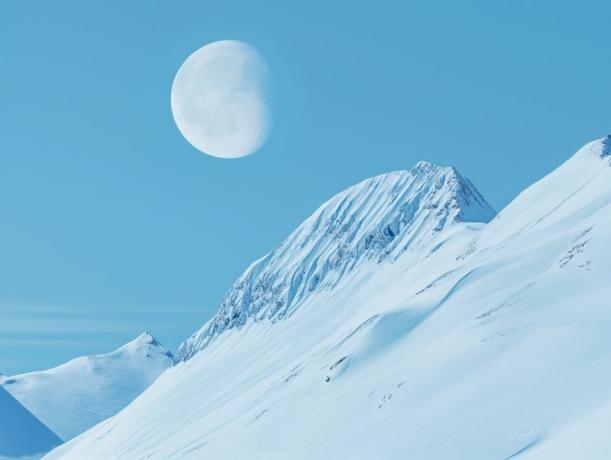 Counting Time by the Moon: Why It Was So Precise and Why We Ditched It